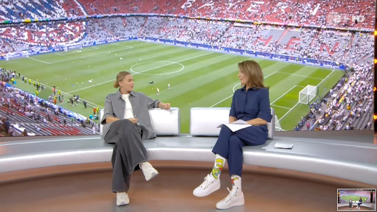 EM 2024: Katrin Müller-Hohenstein trägt ganz spezielle Socken im EM-Studio