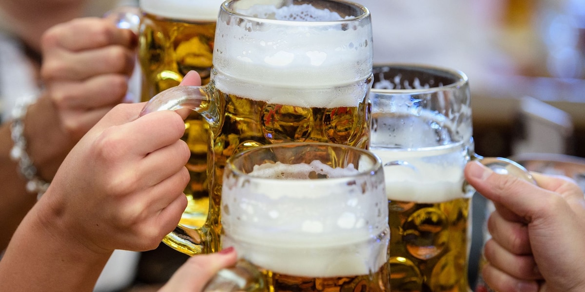 4.000 Liter reichen nicht! Dänische Fans saufen deutschen Biergarten leer